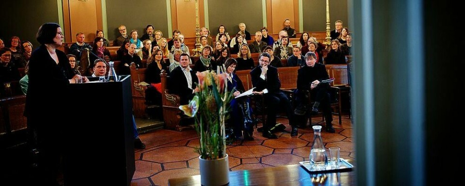 FORSVAR: Toril Opsahl står foran professorer og tilskuere i den gamle festsalen ved Universitetet i Oslo. Hun må forsvare doktorgraden sin. De stiller henne spørsmål. Hun må svare.