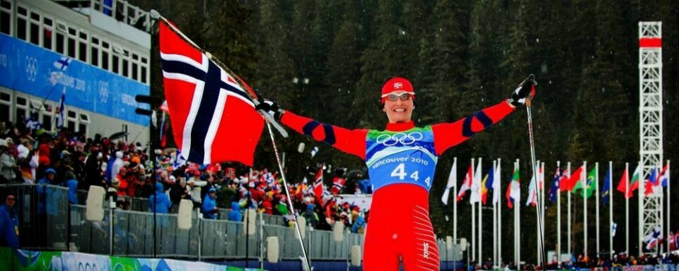 GULL Marit Bjørgen gikk i mål med det norske flagget. Det er 26 år siden Norge vant gull for kvinner i stafett i OL.