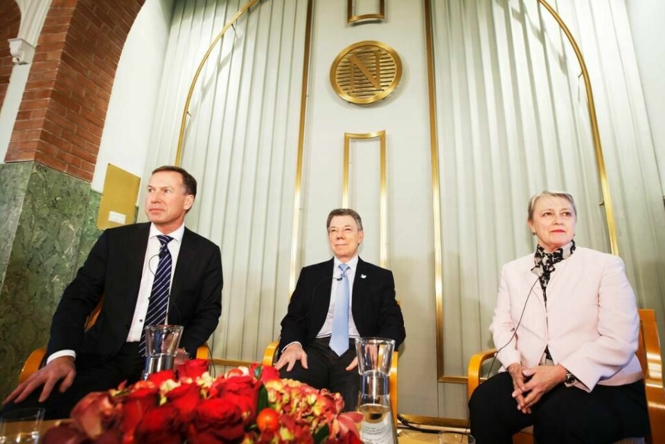 PRIS: Juan Manuel Santos er president i Colombia. Han får Nobels fredspris lørdag. Her er han (i midten) sammen med Olav Njølstad og Berit Reiss-Andersen fra Nobelkomiteen.