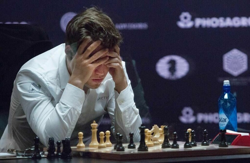 TABBE: Magnus Carlsen kjemper i verdens-mesterskapet i sjakk. Han ledet lenge mandag. Etter seks timer gjorde han en tabbe. Partiet endte uavgjort.