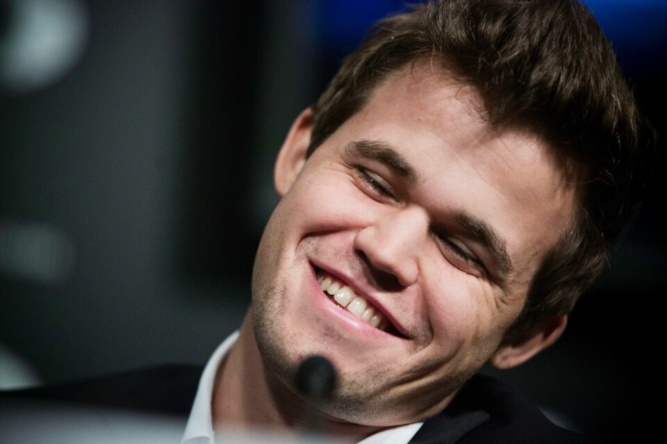 GLAD: Magnus Carlsen smilte mye etter 10. parti i sjakk-VM. Han vant partiet.