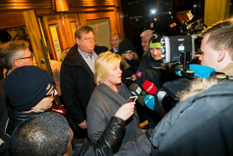 MINISTER: Finansminister Siv Jensen snakker med pressen om krisa. Regjeringen har ikke flertall for budsjettet.