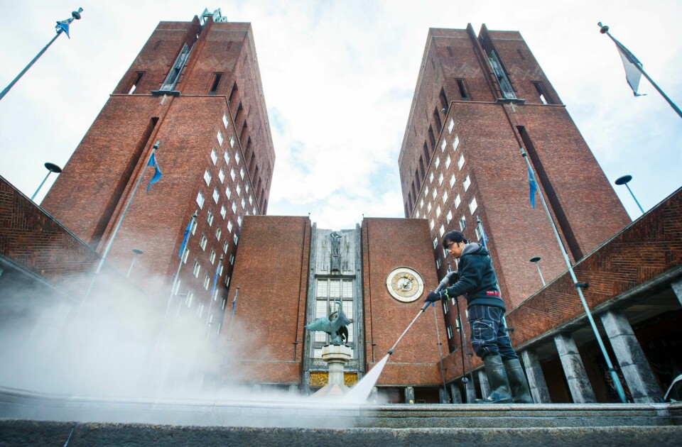 Oslo rådhus blir vasket.