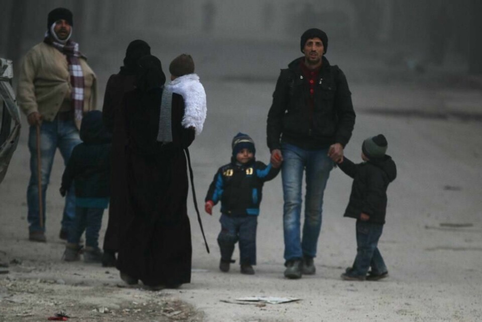 FLYKTER: Regjeringen i Syria har tatt Aleppo fra opprørere. Her flykter folk fra kampene.