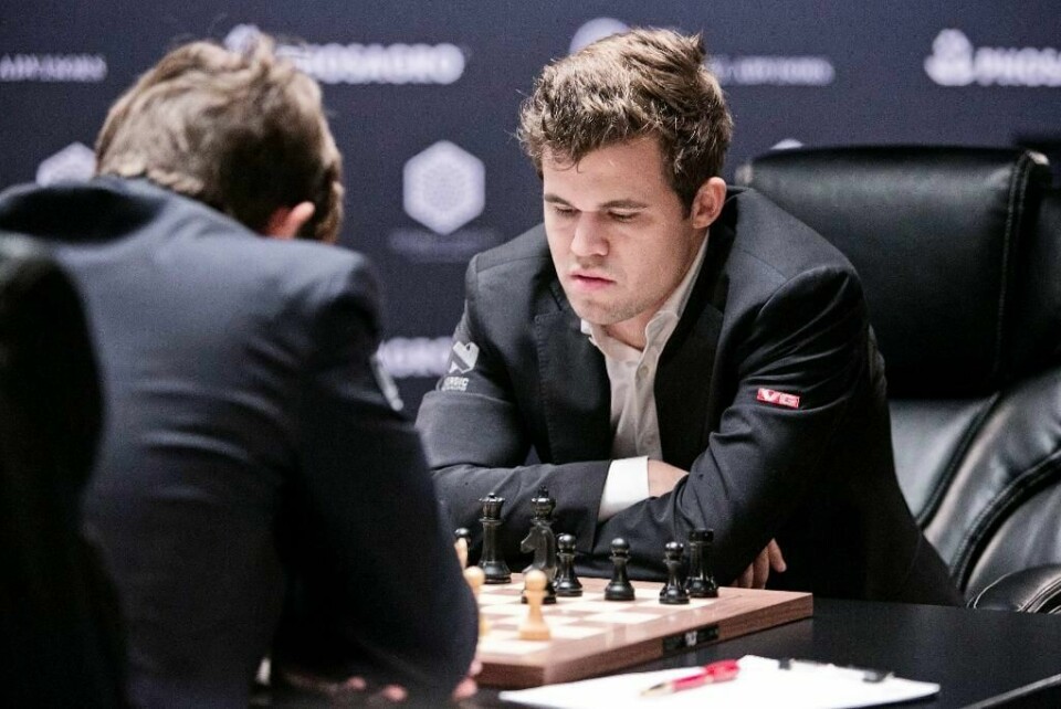 BEDRE: Sjakkspiller Magnus Carlsen spilte uavgjort mot Sergej Karjakin. Men fortsatt leder Karjakin VM i sjakk.