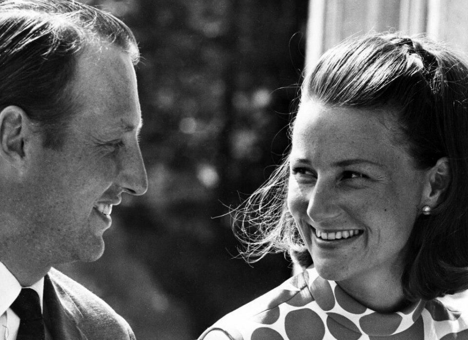 FORELSKET: De fikk hverandre til slutt. Her er kronprins Harald og kronprinsesse Sonja på Skaugum i 1969. Det var ett år etter bryllupet.