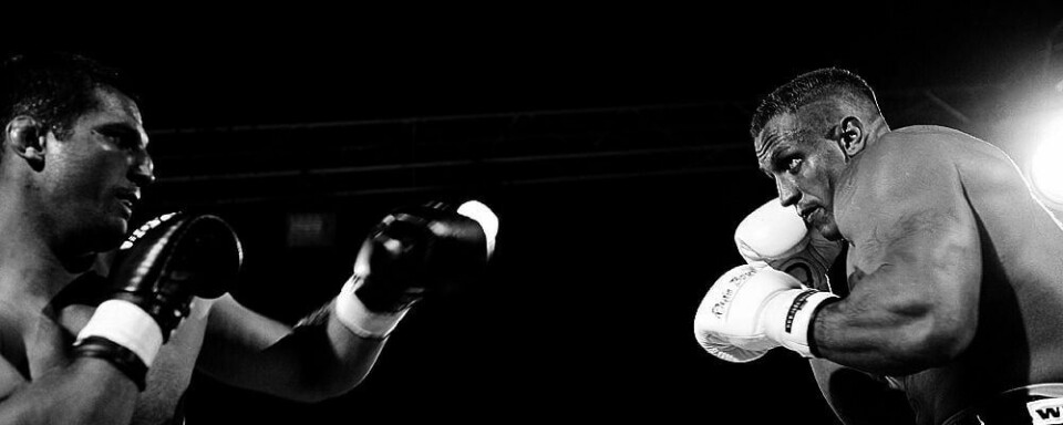ULOVLIG:Pavels Dolgo (til høyre) ble slått «knock out» av Arild Haugen (til venstre). I Norge er det forbudt med profesjonell boksing.