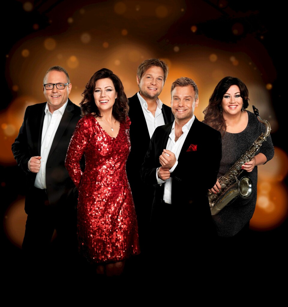 JULENATT: Trine Rein, Christian Ingebrigtsen og Gaute Ormåsen synger på turneen «Julenatt». Trond Lien (til venstre) og Frøydis Grorud (til høyre) spiller instrumenter. Bildet viser musikere Trine Rein, Christian Ingebrigtsen, Gaute Ormåsen, Trond Lien og Frøydis Grorud.