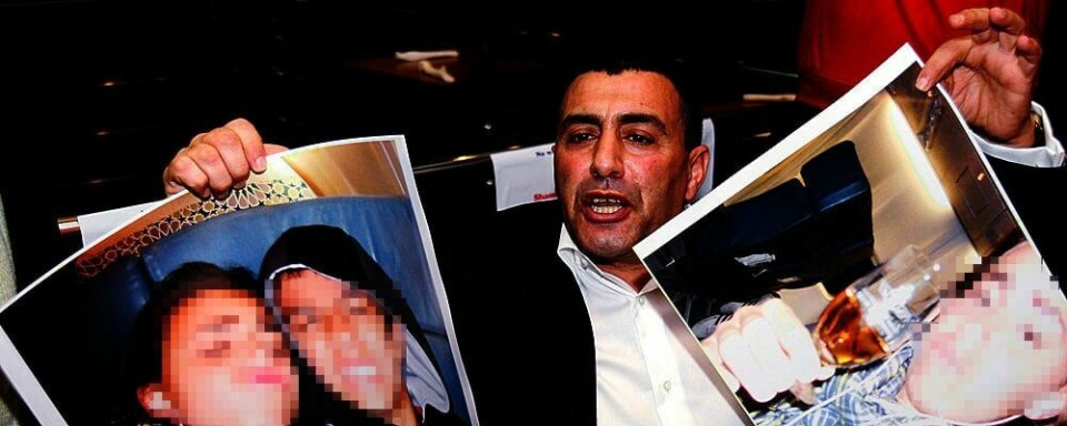 TRUSSEL: Khalid Skah viser fram bilder av sine barn. Han skal ha truet sjefen på Norges ambassade i Marokko. Skah skal ha sagt at vil drepe ham.