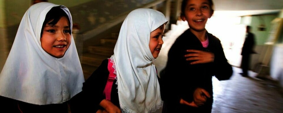 HIJAB: Det religiøse hodeplagget hjiab brukes av barn på skoler i nesten hele verden. Det kan ikke forbys i norsk skole. Disse barna bor i Nord-Irak.