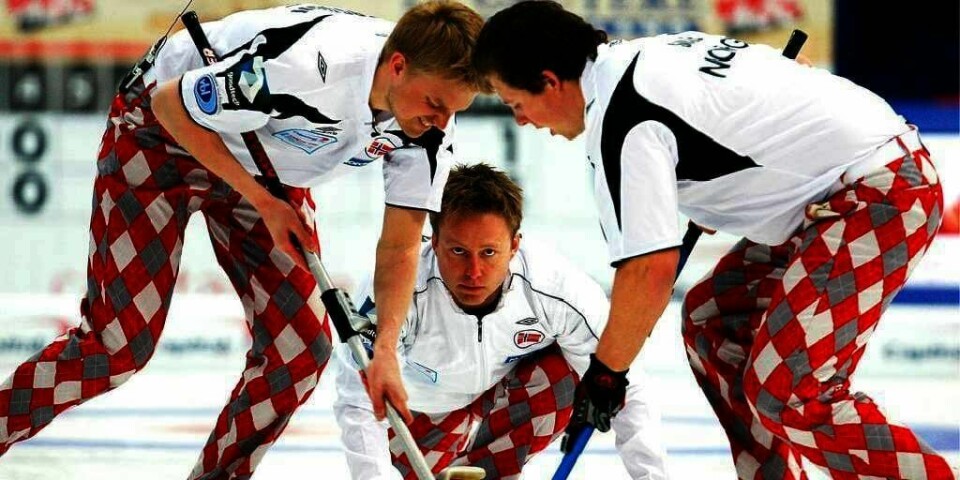 SHOW: Curling-guttene spiller nok en gang med nye, rare bukser. Lørdag starter verdens-mesterskapet (VM) i curling i Canada. Dette er buksene landslaget spilte med i VM i fjor. Torger Nergård (midten) sendte av gårde steinen, mens Håvard Vad Petersson (til venstre) og Christoffer Svae kostet hardt.