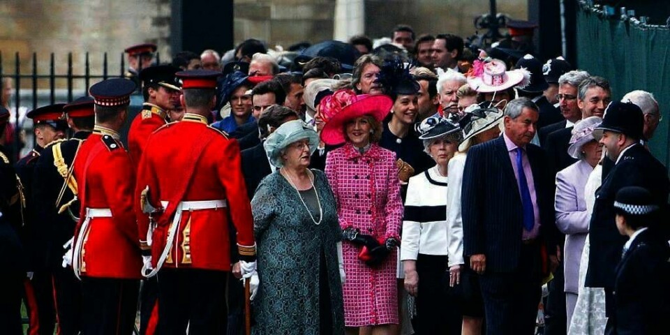KLART:  Gjestene har kommet til kirken Westminster Abbey i London i Storbritannia. Prins William er også på plass.