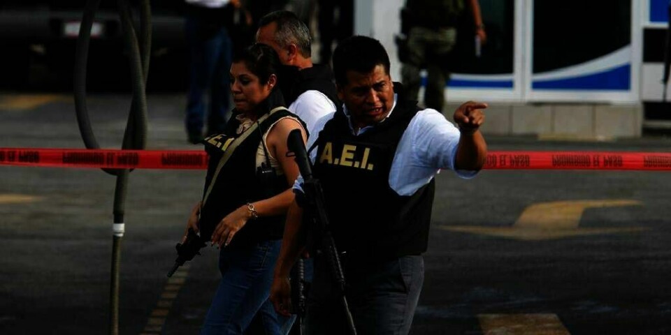DRAP: 35.000 mennesker har blitt drept i Mexico siden 2006. Disse politifolkene holder vakt ved stedet der to mennesker ble drept i byen Monterrey.