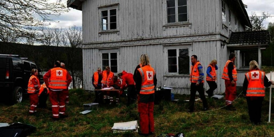 LETTE: Røde kors gjorde seg klare til å lete etter en 20 år gammel gutt i Drangedal søndag. To unge menn døde etter en båtulykke natt til søndag.