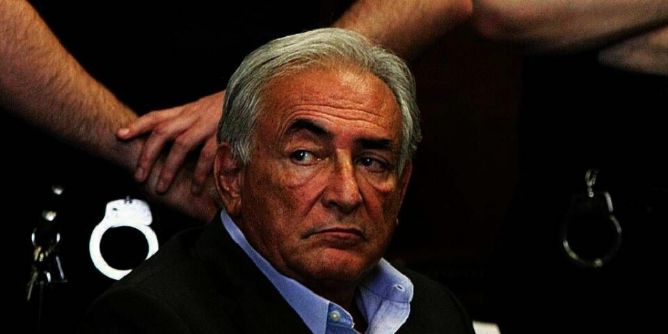 FRI:Dominique Strauss-Kahn tiltales for å ha forsøkt å voldta en stuepike. Men han får slippe fri fra fengselet før rettssaken. Da må han ha en vokter og fotlenke på seg.