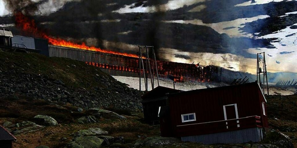 BRANT: Hallingskeid stasjon på Bergensbanen brant på torsdag. 250 passasjerer måtte flykte fra et tog. Sveising med flammer tidligere på dagen kan ha startet brannen.