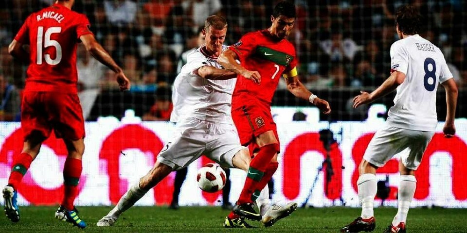 KAMP: Det norske landslaget kjempet hardt mot Portugal lørdag. Kaptein Brede Hangeland (midten) taklet Portugals Cristiano Ronaldo. Tirsdag venter Litauen. Det kan bli en vrien kamp.