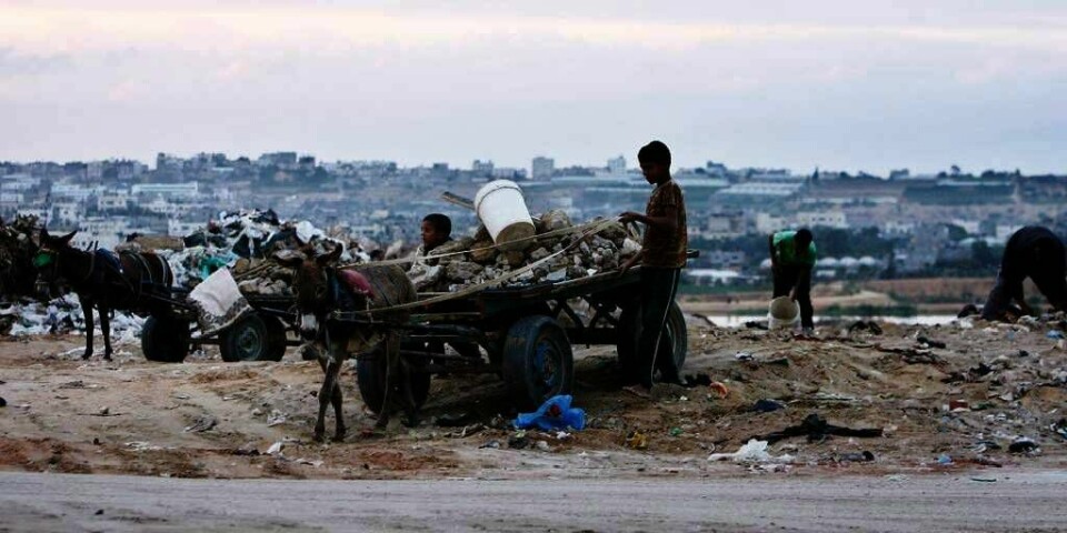 JOBBER:  To palestinske gutter fyller sekker med grus i Gaza. De får solgt grusen for rundt 65 kroner for 1.000 kilo. FNs barnefond ønsker at barn skal slippe å måtte jobbe.