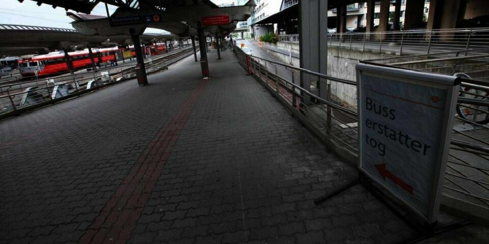 STENGT: Oslo S har stengt. Stasjonen åpner ikke igjen før 8. august. Mange kjørte bil istedenfor tog. Derfor ble det kø på veiene inn mot Oslo.