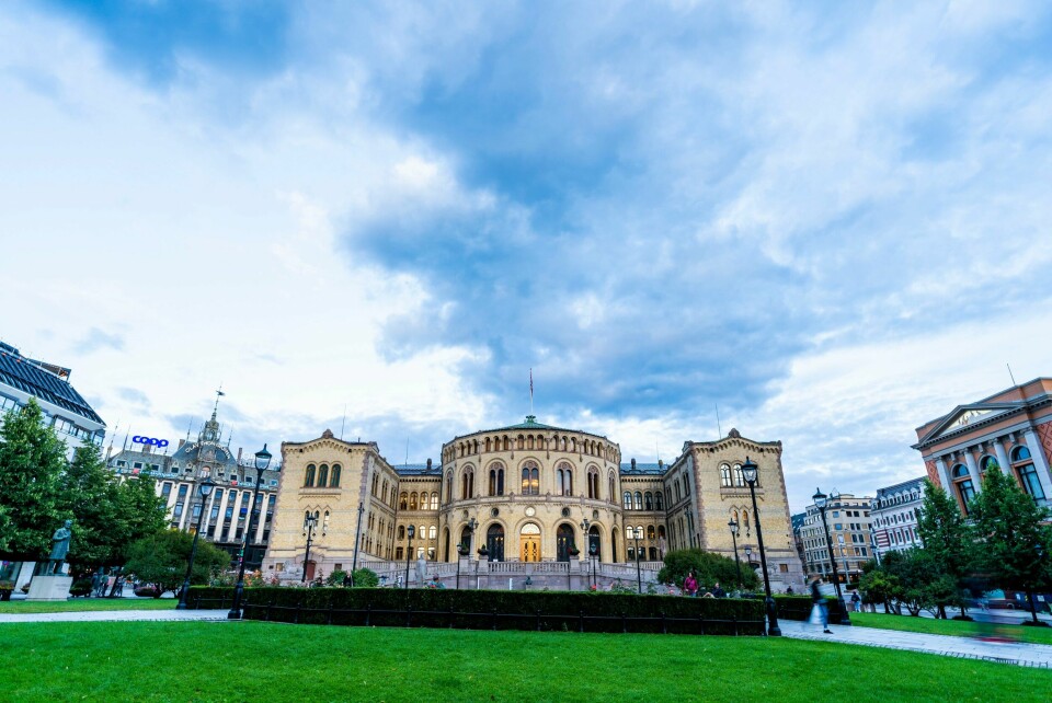STORTINGET: Søndag møtte folk opp utenfor Stortinget i Oslo for å markere Verdensdagen for psykisk helse. Der brølte de blant annet for endring i det psykiatriske helsevesenet. Foto: Håkon Mosvold Larsen / NTB