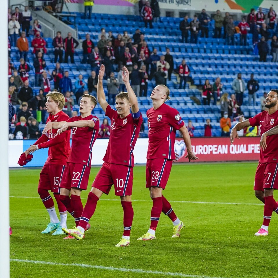 GLEDER SEG: De norske spillerne gleder seg til Ullevaal endelig skal fylles opp igjen. Fotballherrene får spille for langt flere publikummere på Ullevaal mandag enn de siste to årene.Foto: Lise Åserud / NTB