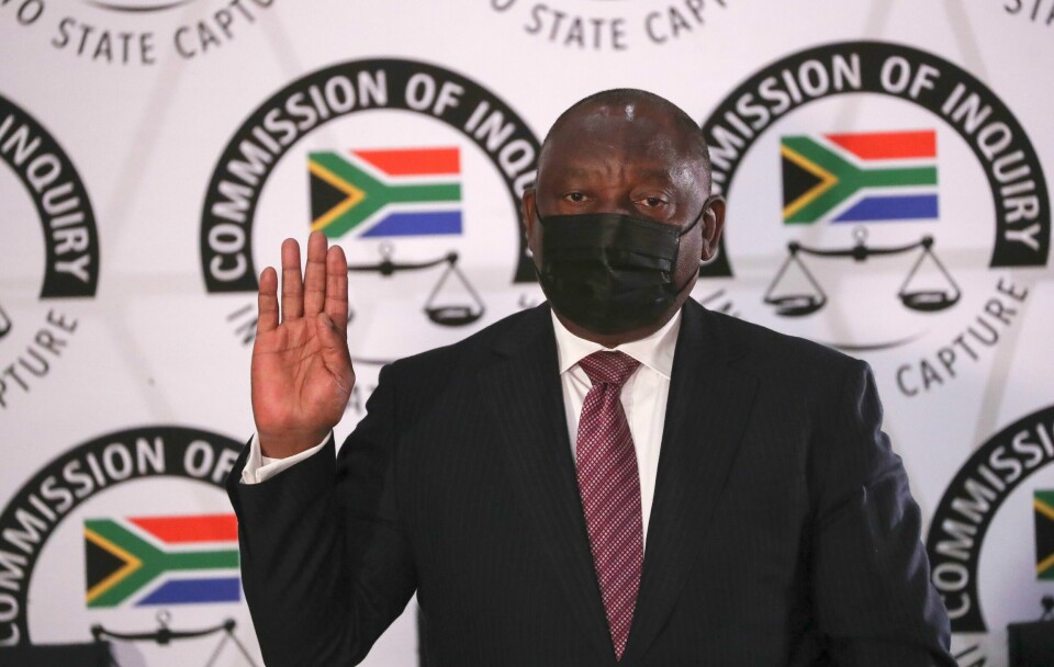 PRESIDENT: President i Sør-Afrika, Cyril Ramaphosa, sier han jobber med å bli kvitt korrupsjonen i partiet. Sør-Afrikas president Cyril Ramaphosa, som ikke selv er anklaget for korrupsjon, medgir at det rådet en korrupsjonskultur under forgjengeren Jacob Zuma. Ramaphosa var visepresident under Zuma fra 2014 til 2018. Foto: AP / NTB