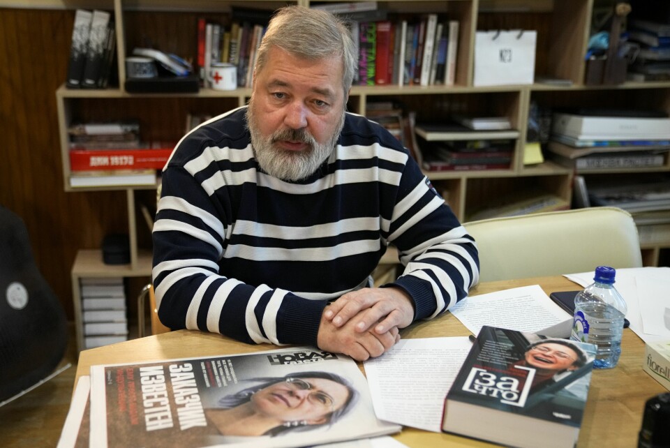AVIS: Komiteen kalte Dmitrij Muratovs avis for «den mest selvstendige i Russland i dag». Journalistane Dmitri Muratov (biletet) og Maria Ressa får Nobels fredspris for 2021 for innsatsen for ytringsfridom i Russland og Filippinane. (AP Photo/Aleksander Zemlianitsjenko)