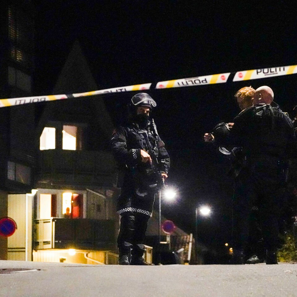 DRAP: Fem personer ble drept i Kongsberg onsdag kveld. To andre er hardt skadd. Bildet er av politi som gjør undersøker i Kongsberg sentrum etter angrepet onsdag. En av politifolkene er i full uniform med automatvåpen.Foto: Håkon Mosvold Larsen / NTB