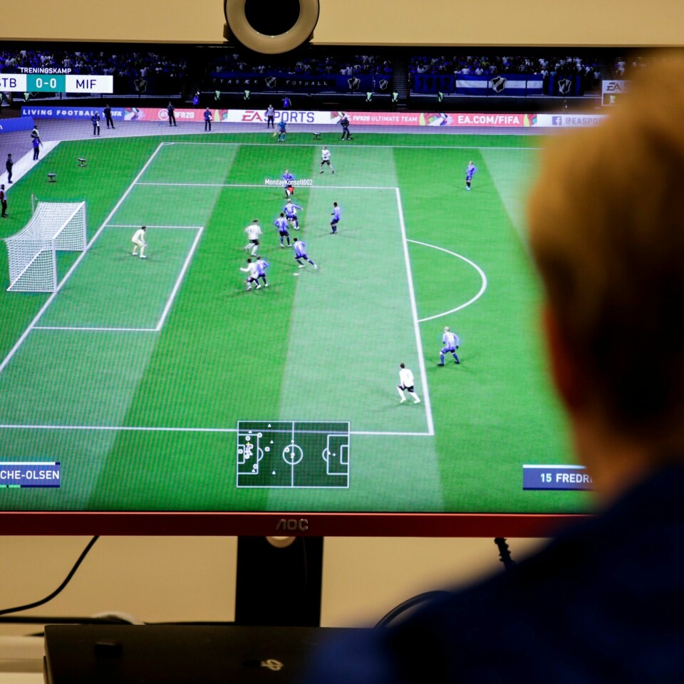 SPILL: Mange unge samler seg for å drive med spill. Noen gjør det for å bli blant de beste i verden, og noen for å ha det sosialt. Det er plass til alle. Bilde er av en ung mann som spiller fotballspill på en skjerm. Foto: Vidar Ruud / NTB