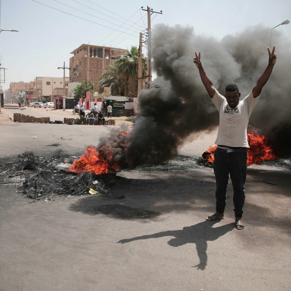 DEMONSTRASJON: Tirsdag var flere ute gatene for å demonstrere mot at militæret har tatt makten i Sudan. Flere brenner bildekk for å sperre veier. Demonstrasjoner i Khartoum tirsdag. Foto: Marwan Ali / AP / NTB