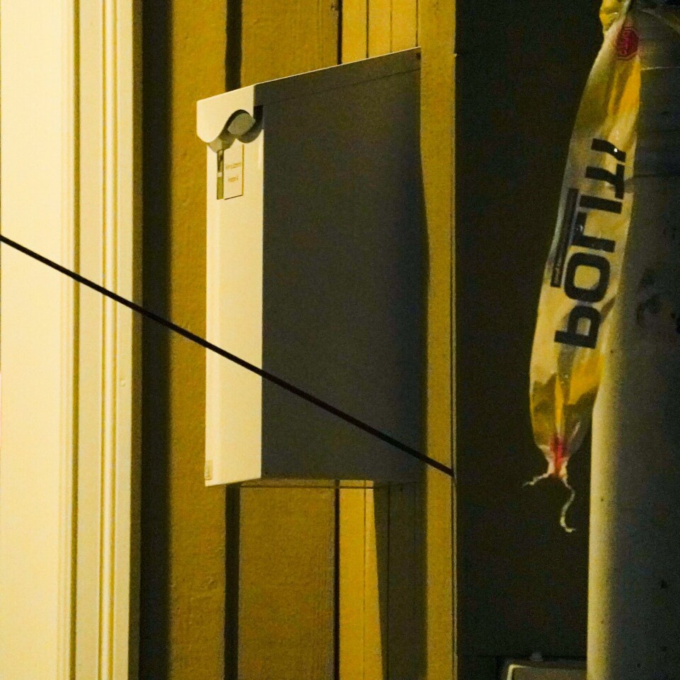 PIL: En pil sto igjen i en vegg etter angrepet i Kongsberg. Våpenet var kjøpt på nett. Bildet er av en pil som står i en vegg. Foto: Terje Bendiksby / NTB