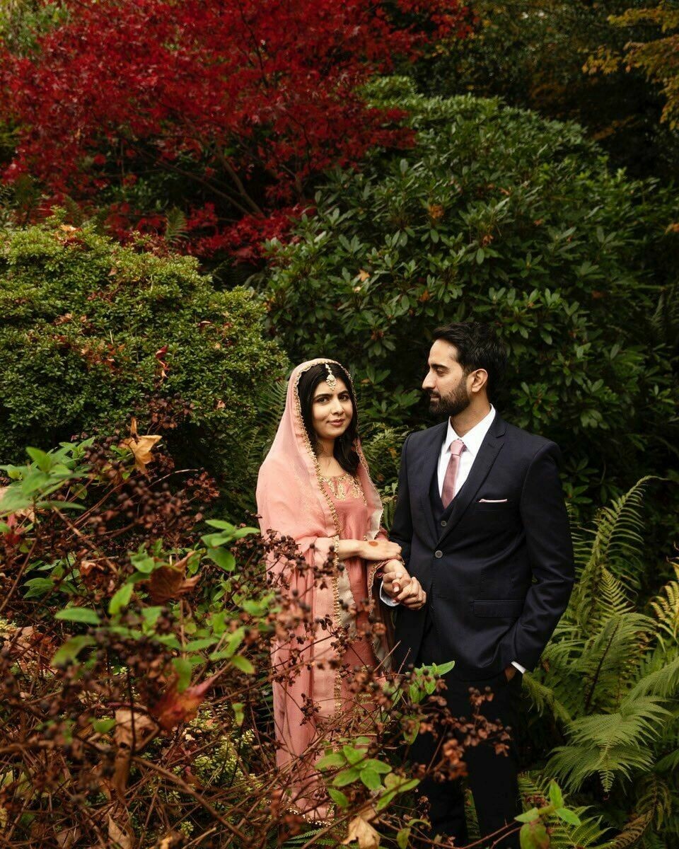 GIFT: Malala Yousafzai har giftet seg med Asser Malik. Bildet er av Malala Yousafzai og hennes mann Asser Malik. De står i en hage. Foto: Malin Fezehai - Twitter @ Malala / Reuters / NTB