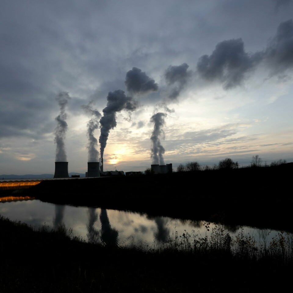 FLEST: Polen er landet i Europa med flest dødsfall som følge av uren luft. Bildet er av kullkraftverket Turow i Polen. Det er få skyer på himmelen, mens det kommer tykk, mørk røyk opp fra pipene på kraftverket. Foto: Petr David Josek / AP / NTB