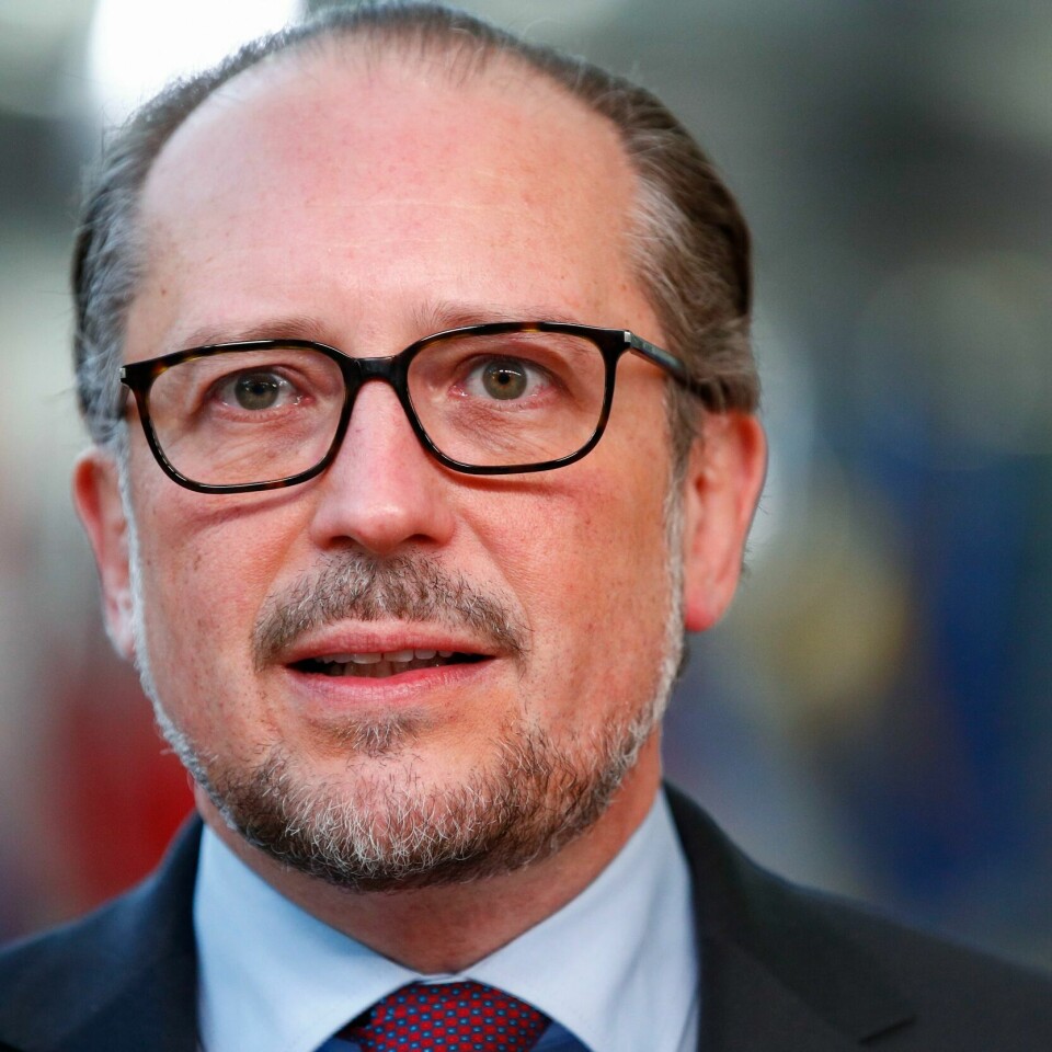 ADVARER: Alexander Schallenberg advarer sier jula kan bli ukomfortabel for de uten vaksine. Østerrikes statsminister Alexander Schallenberg sier det er åpenbart at vinteren og jula blir ukomfortabel for landets uvaksinerte. Regjeringen går trolig inn for å innføre nedstengning for østerrikere som ikke lar seg vaksinere mot covid-19. Foto: Johanna Geron / Pool via AP / NTB
