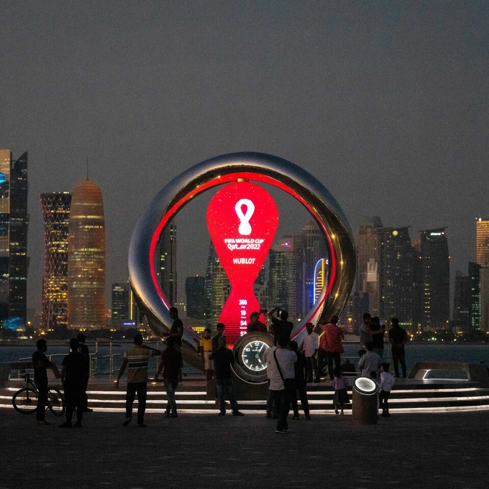 QATAR: Qatar skal arrangere verdensmesterskap i herrefotball neste år. Det mener mange at de ikke burde fått gjøre. Oljefondet satt på verdier for 735 millioner kroner i Qatar ved utgangen av 2019. Ved årsskiftet var investeringene nær fem milliarder kroner. Her er klokka i Doha i Qatar som viser tiden som gjenstår før avspark i fotball-VM i landet i november neste år. Foto: Darko Bandic / AP / NTB