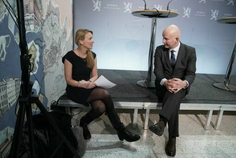 KORONAPASS: Folkehelse-instituttet og Helsedirektoratet er uenig om vi skal begynne med koronapass. Avdelingsdirektør Line Vold i FHI og helsedirektør Bjørn Guldvog i diskusjon i samband med ein pressekonferanse 1. desember om påvising av omikronvarianten av koronaviruset i Norge. Foto: Stian Lysberg Solum / NTB