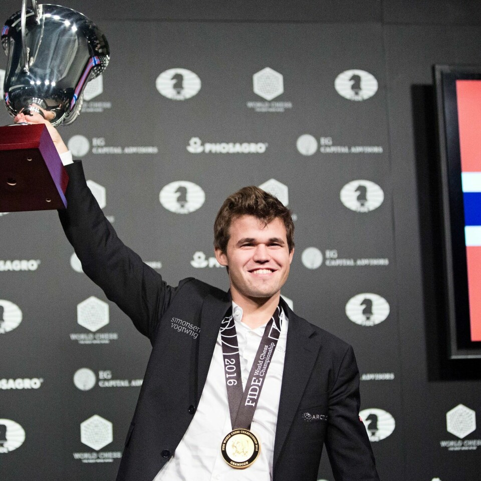 VERDENSMESTER: Fredag begynner verdens-mesterskapet i sjakk. Da kan Magnus Carlsen bli verdens-mester for femte gang. Her holder han pokalen etter å ha vunnet i 2016. 2016: Magnus Carlsen var i VM-trøbbel i New York, men slo hardt tilbake og ble verdensmester for tredje gang da Sergej Karjakin ble slått i omspillet. Foto: Pontus Höök / NTB