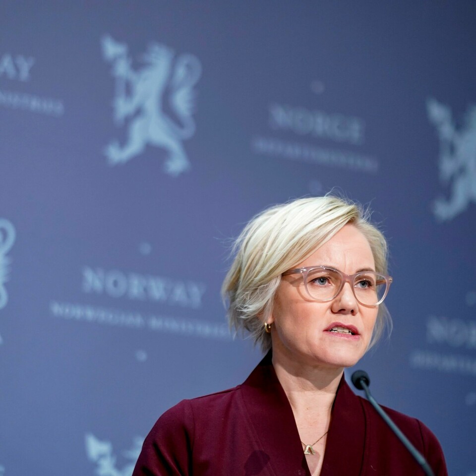 LOKALT: Ingvild Kjerkol avslo kravet fra flere kommuner om nye regler og tiltak som skal gjelde for hele Norge. Hun har tro på jobben som blir gjort lokalt i kommunene. Helse- og omsorgsminister Ingvild Kjerkol (Ap) kom ikke med flere tiltak fra regjeringen på pressekonferansen i forbindelse med at omikronvarianten er påvist i Norge. Foto: Stian Lysberg Solum / NTB