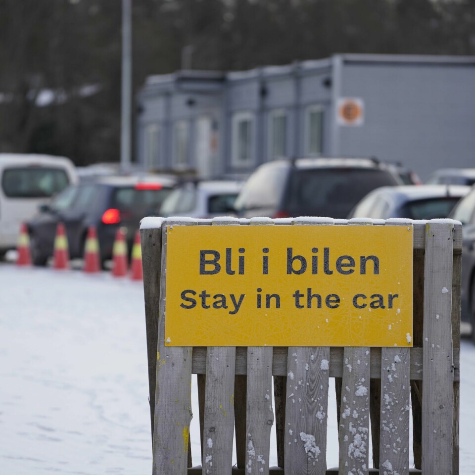 SMITTE: Den nye varianten omikron sprer seg i Norge. Det gjør flere bekymret. Det siste døgnet er det registrert 2.576 koronasmitta i Noreg. Dei siste sju dagane er det i snitt registrert 3.510 koronasmitta per dag. Tilsvarande snitt for sju dagar sidan låg på 2.572, så trenden er stigande.Foto: Ole Berg-Rusten / NTB / NPK