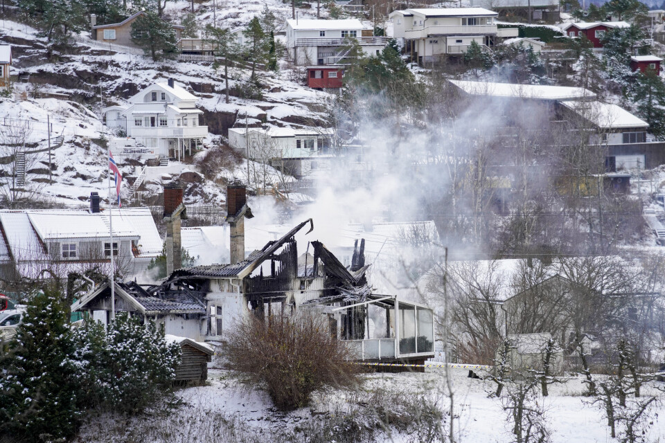 BRANN: Fire personer er fortsatt savnet etter et bolighus brant ned i Drammen kommune. En enebolig i Svelvik brant ned natt til mandag. To voksne og to barn er savnet etter brannen. Foto: Terje Bendiksby / NTB