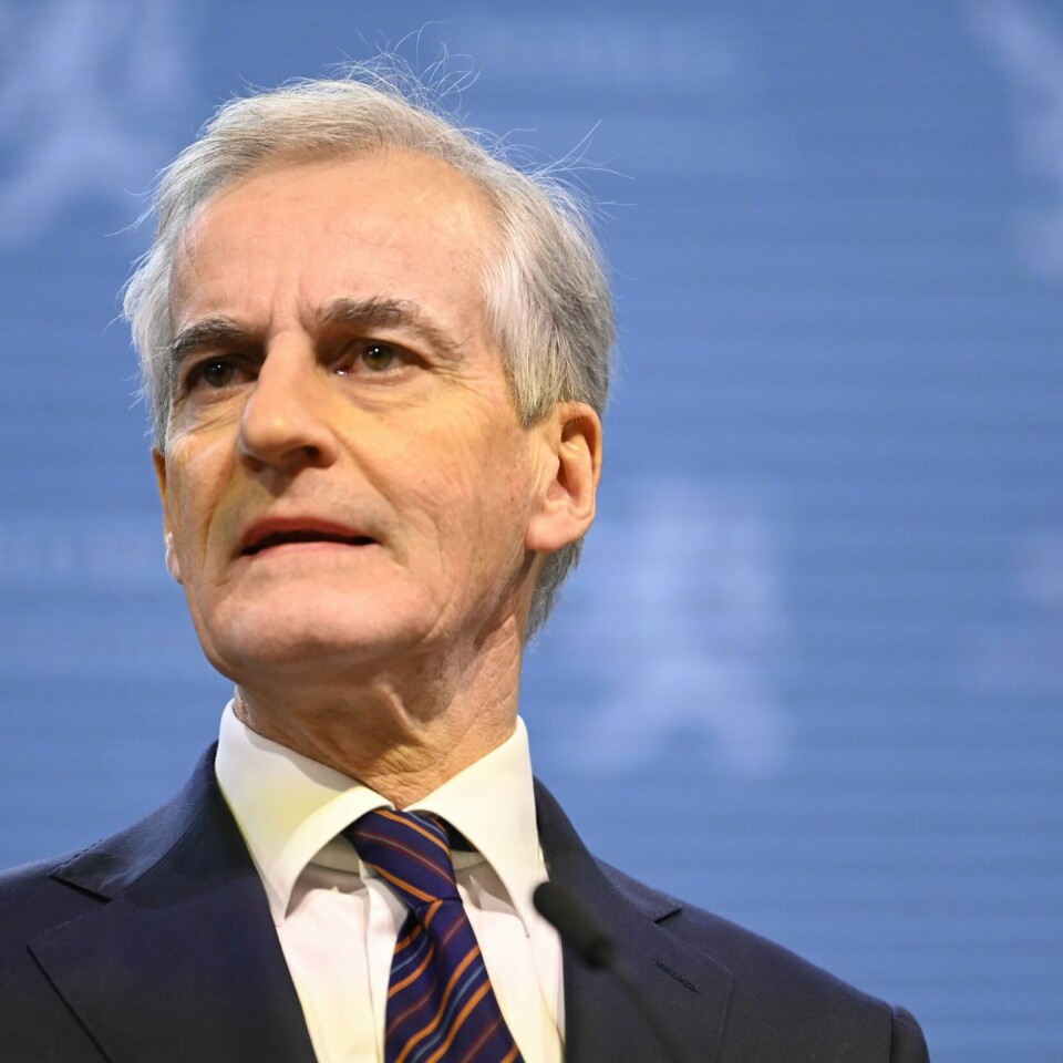 ALVORLIG: Statsminister Jonas Gahr Støre sier at korona-pandemien nå er svært avorlig. Den kan skape store problemer for helsevesenet. Årsaken er at så mange blir smittet med ulike former for korona.Foto: Annika Byrde / NTB Bildet viser statsminister Jonas Gahr Støre. Han la fram nye koronatiltak på en pressekonferanse torsdag.Foto: Annika Byrde / NTB