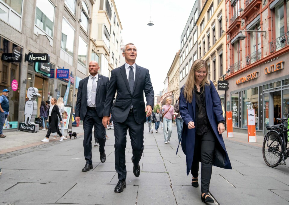 NORGES BANK: Nato-sjef Jens Stoltenberg er ferdig med stillingen sin neste år. Da vil han gjerne gå rett inn på sjefskontoret hos Norge Bank. Nato-sjef Jens Stoltenberg går av neste år. Da vil han gjerne spasere rett inn på sjefskontoret i Norge bank. Foto: Torstein Bøe / NTB