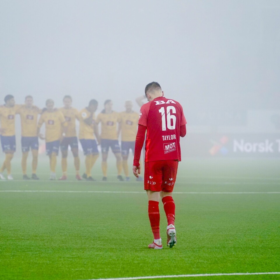 RYKKET NED: Brann tapte kvalifiserings-kampen mot Jerv. Det betyr at de skal spille i OBOS-ligaen til neste sesong. Robert Taylor etter straffebommen for Brann mot Jerv. Foto: Heiko Junge / NTB