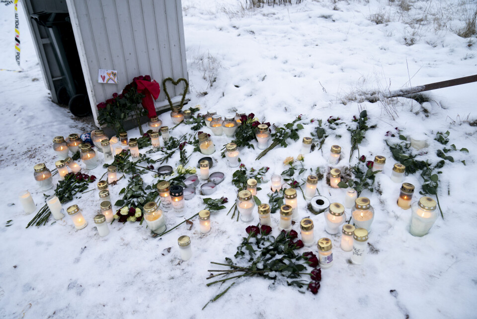 LYS: Det ble lagt lys og blomster nær huset som brant ned i Svelvik. Bildet er av lys og blomster som folk har lagt ned på snøen nær et hus brant ned natt til mandag. Foto: Torstein Bøe / NTB