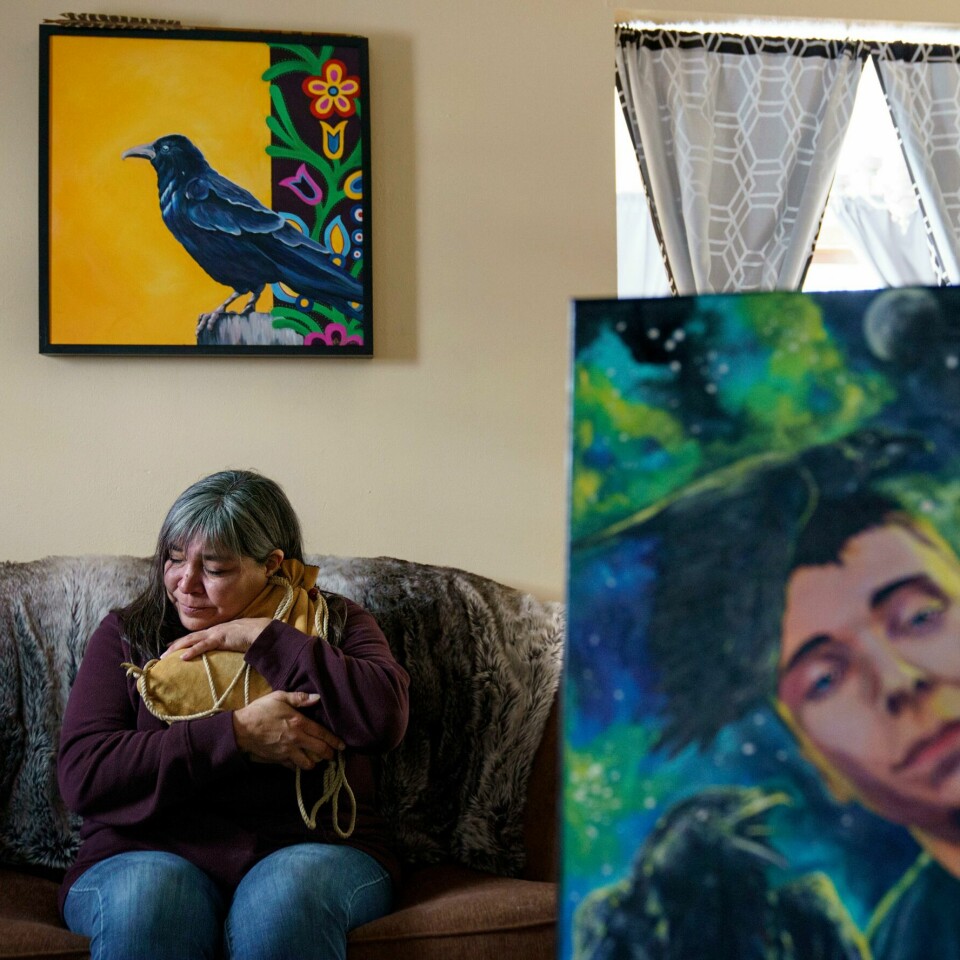 SORG: Rachel Taylor sørger over sin sønn, Kyle Domrese, som døde av overdose i år. Rachel Taylor må hver morgen klemme og kysse vesken med asken etter sønnen Kyle Domrese. Hun tuller og tøyser også ofte litt, for Kyle likte alltid å le. Det er snart et år siden sønnen døde av overdose. Foto: David Goldman / AP / NTB