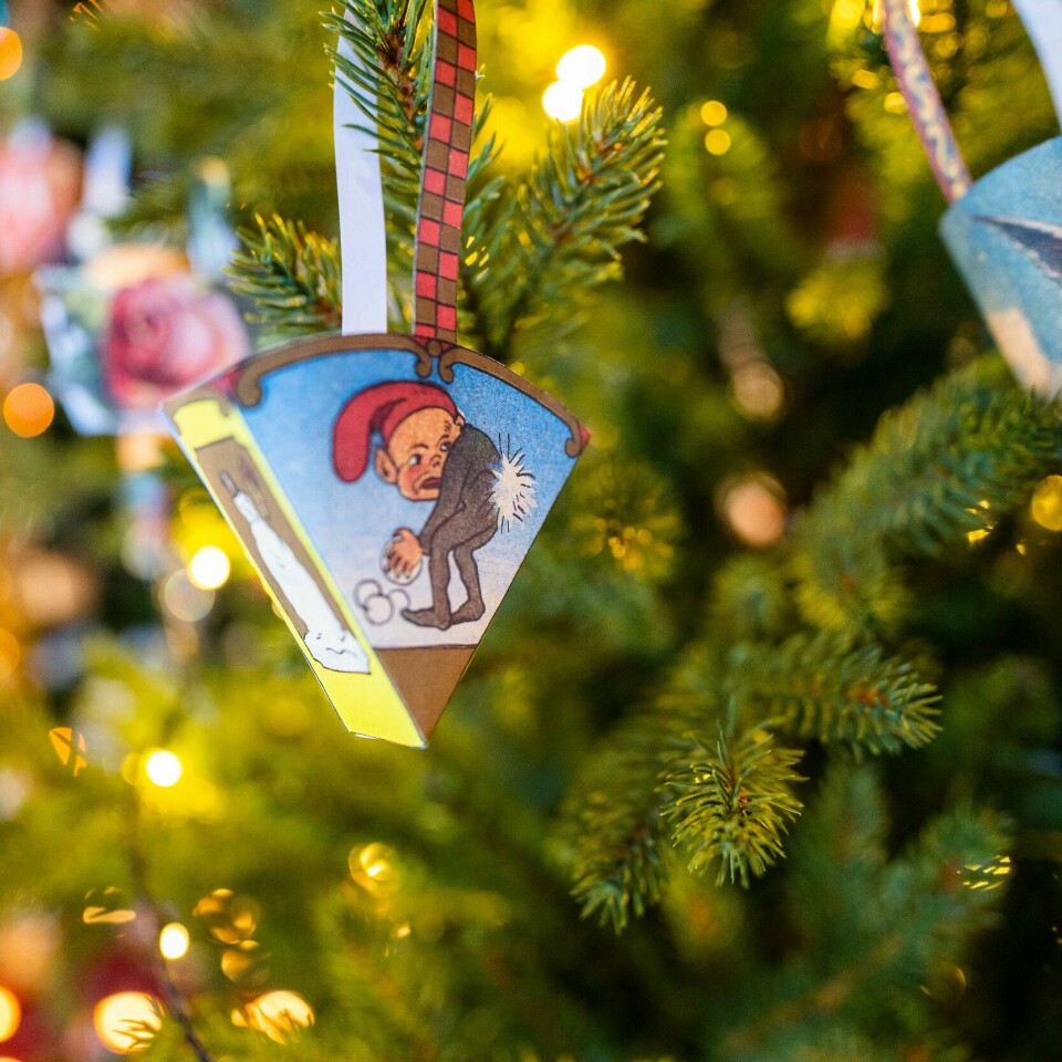 ALLERGI: Flere nordmenn enn før opplever at de er allergiske mot juletrær. BRETTEFIGUR: På begynnelsen av 1900-tallet hadde ukebladene utklippsfigurer som kunne brettes og henges på juletreet. Foto: Håkon Mosvold Larsen / NTB