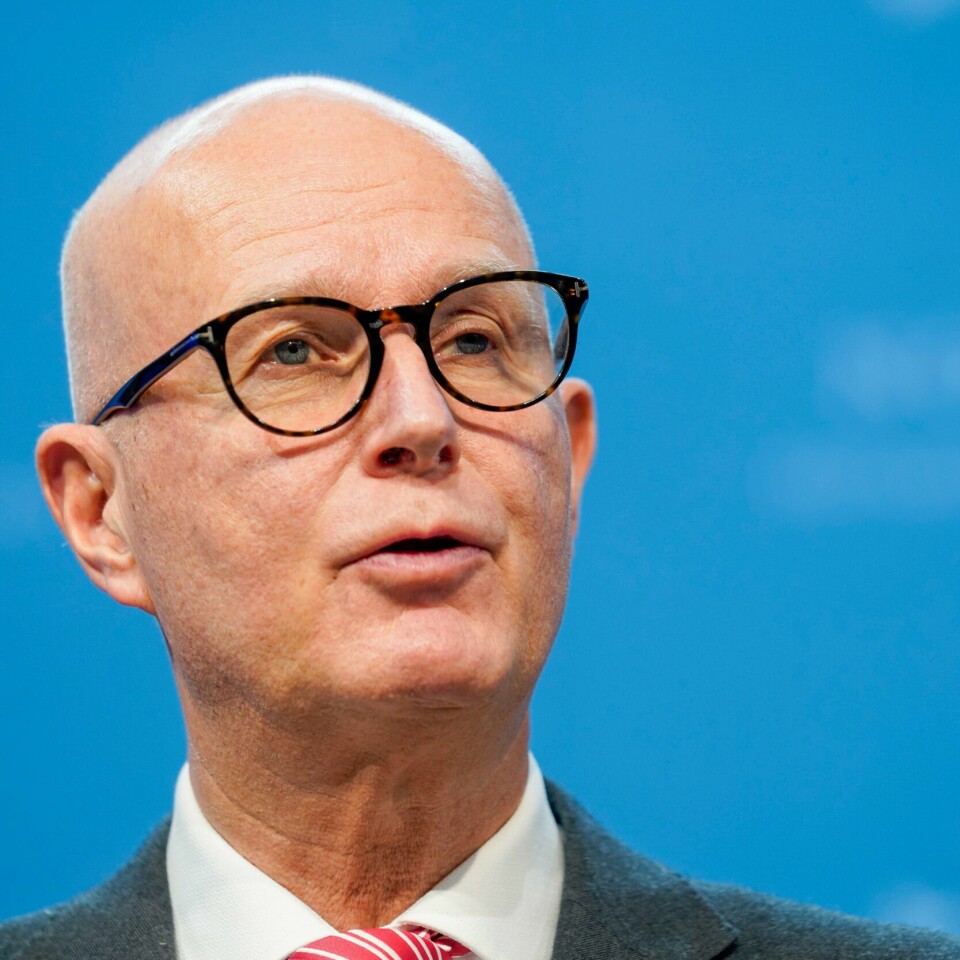 HELSEDIREKTØR: Bjørn Guldvog vil ikke forby kyssing med fremmede på nyttårsaften. Helsedirektør Bjørn Guldvog meiner det er høgst usikkert korleis pandemien vil spele seg ut til våren. Foto: Terje Bendiksby / NTB / NPK