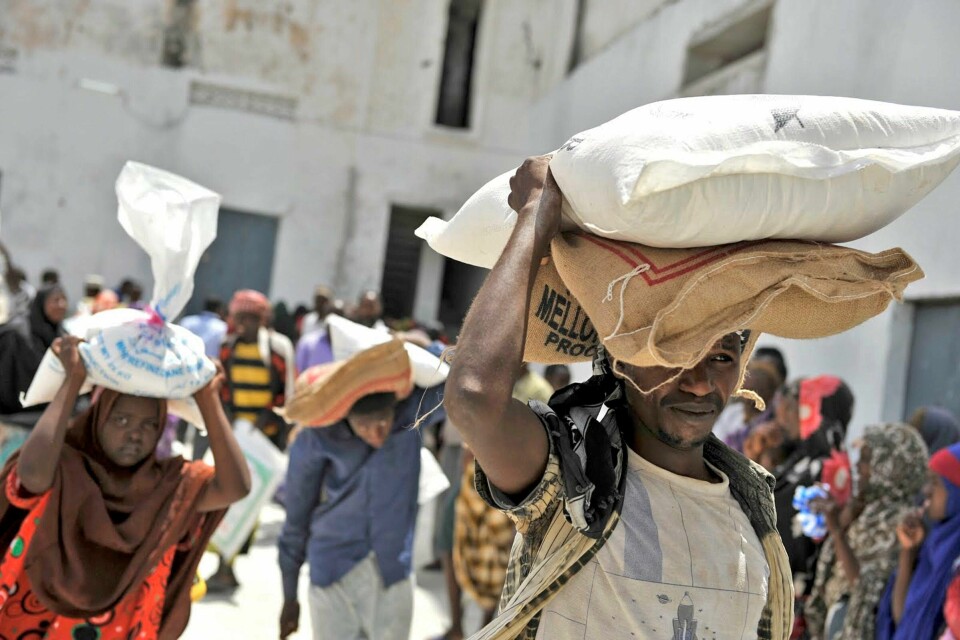 SOMALIA: Somalia er et av verdens fattigste land. En politisk krise kan bli kritisk for befolkningen. USA, EU og FN ber somaliske ledere finne en løsning på den spente politiske situasjonen i landet. Frykten er at konflikten skal utvikle seg til voldelige opptøyer. Bildet er fra et senter for distribuering av matrasjoner i Mogadishu. Foto: Christian Jepsen / Scanpix