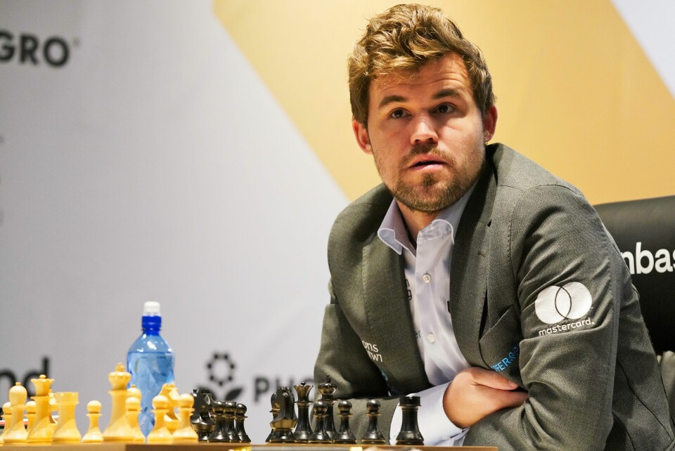 TIRSDAG: Magnus Carlsen tok Hikaru Nakamura i hånden etter de hadde spilt mot hverandre på tirsdag. Magnus Carlsen er tittelforsvarer i VM i både hurtig- og lynsjakk. Foto: Jon Gambrell / AP / NTB
