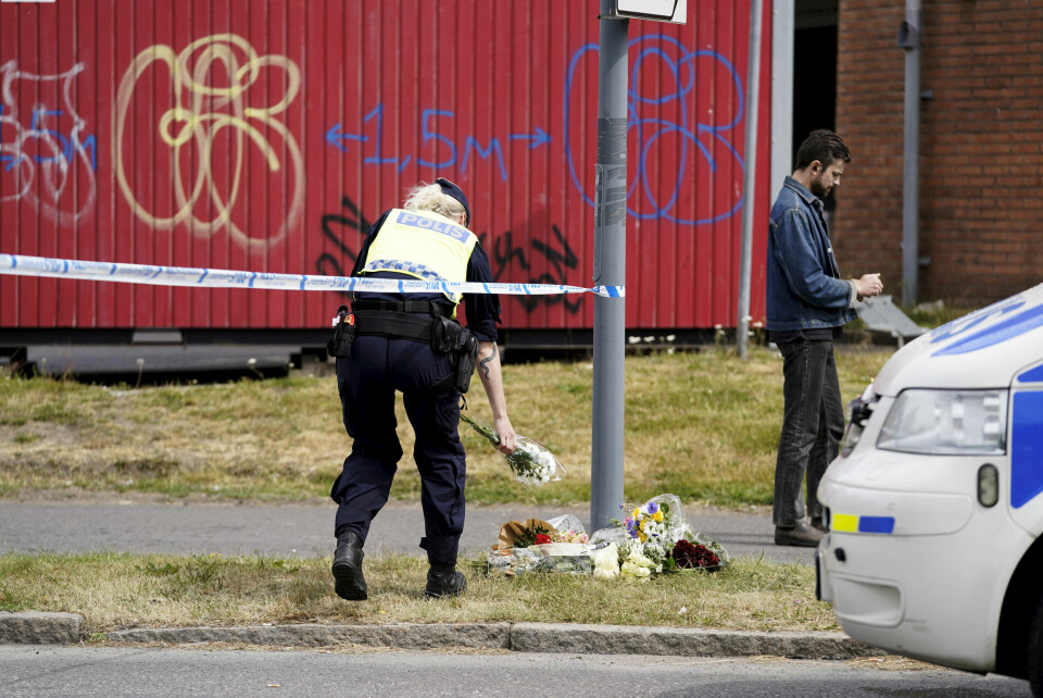 VÅPENVOLD: En politimann ble skutt og drept i Göteborg tidligere i år. Våpenvolden i Sverige bekymrer mange. En politibetjent legger ned blomster ved stedet i Biskopsgården i Göteborg der en politimann i begynnelsen av 30-årene ble skutt onsdag kveld. Han ble senere erklært død på sykehuset. Foto: Björn Larsson Rosvall/TT / NTB